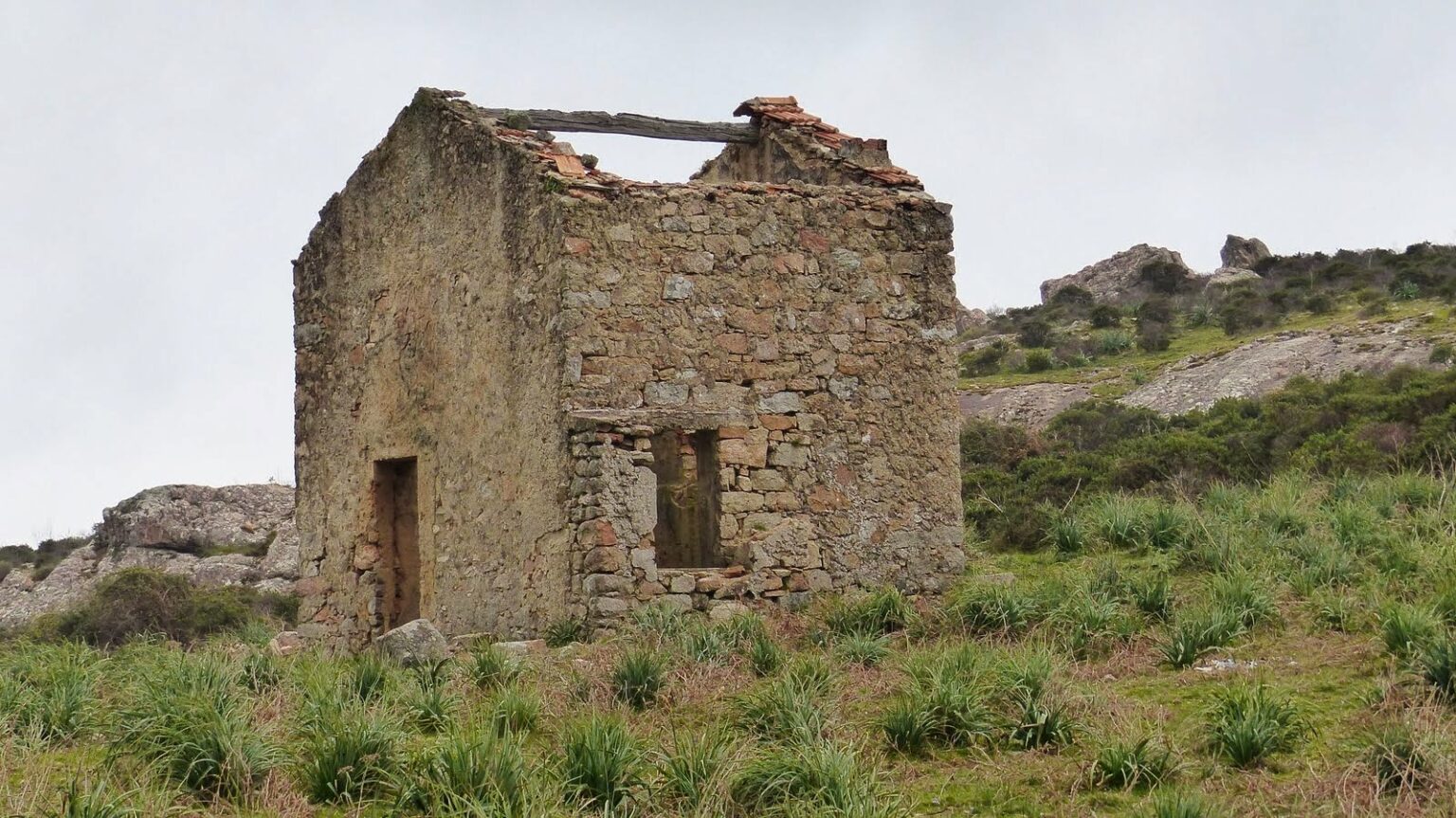 Maison de berger abandonnée sur le parcours de la randonnée du Gozzi.