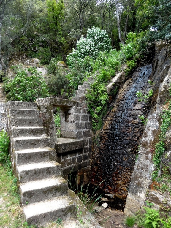 Cascade d'eau alimentation le barrage de Coti Chiavari.
