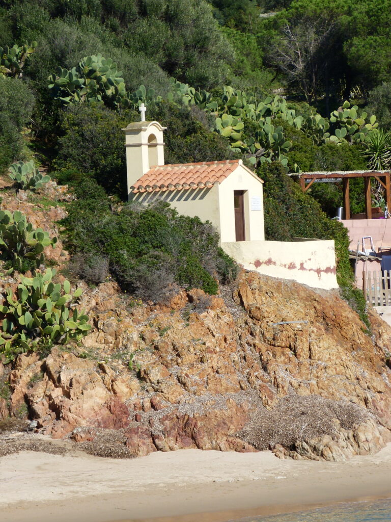 Chapelle dédiée à Saint Antoine de Padoue dans un coin de la plage de Lava
