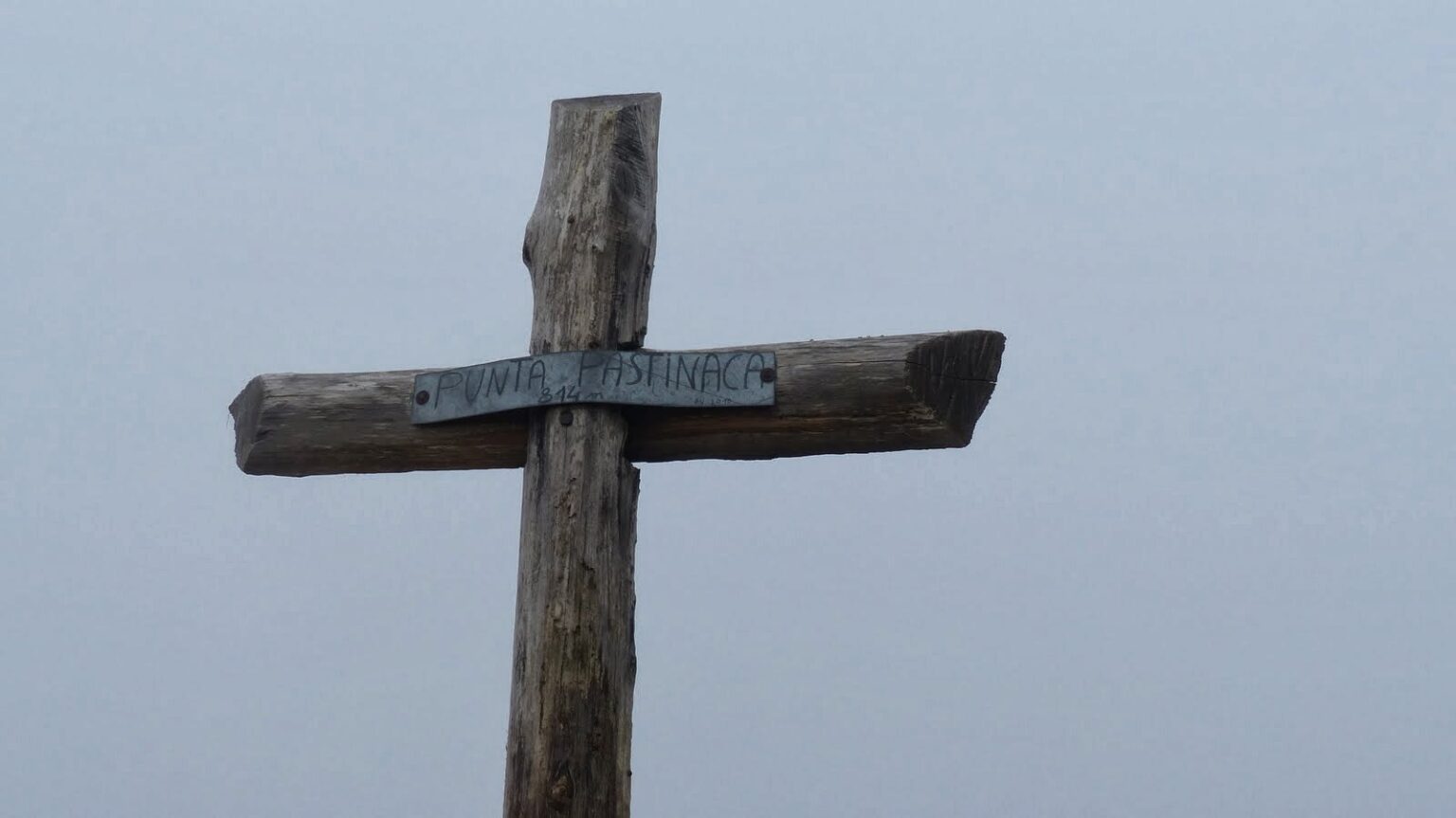 Croix marquant la punta di Pastinaca sur le monte Gozzi.