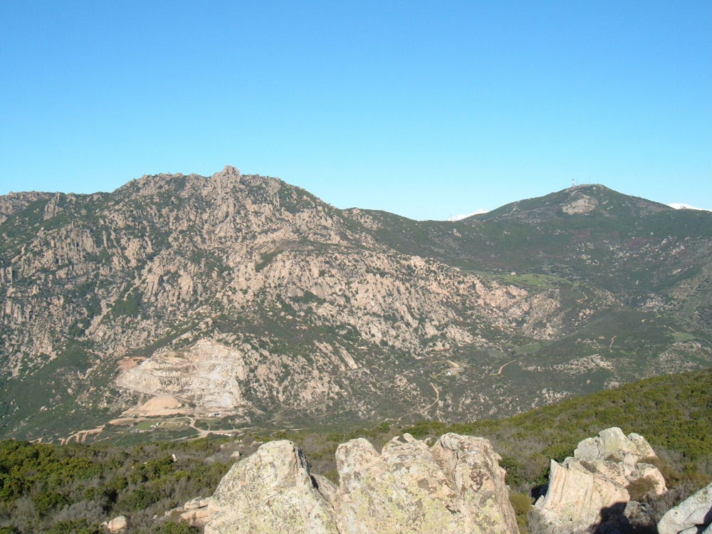 Vue sur les montagnes qui entourent la ville d"Ajaccio depuis le sentier des crêtes.
