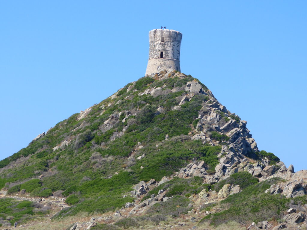 Tour génoise de la Parata dominant les Iles Sanguinaires.