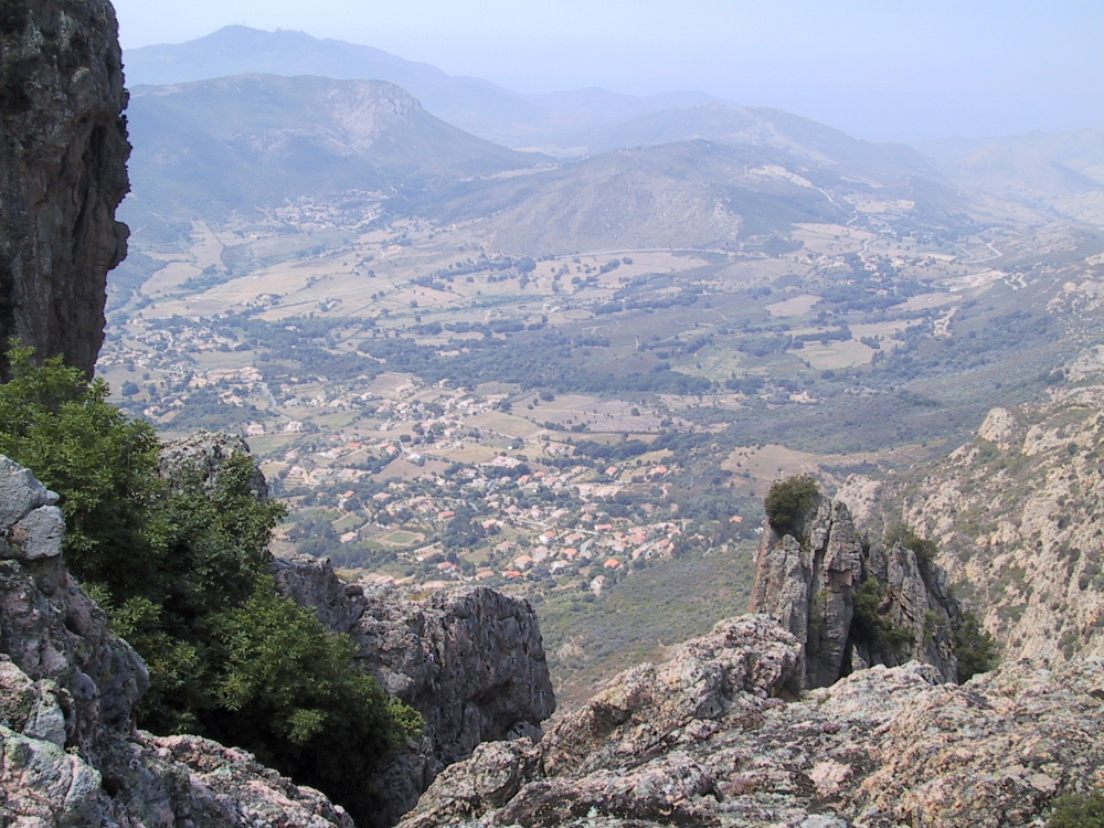 Vue plongeante sur le plateau ajaccien depuis le monte Gozzi.