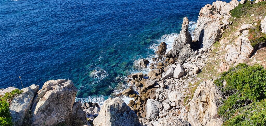 Vue plongeante depuis les ruines de l'ancienne tour génoise de Pellusela