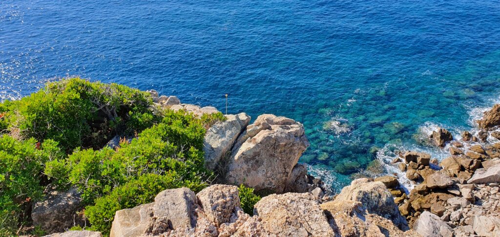 Vue plongeante dans les eaux transparentes du golfe de Lava depuis l'emplacement de l'ancienne tour de Pellusela.