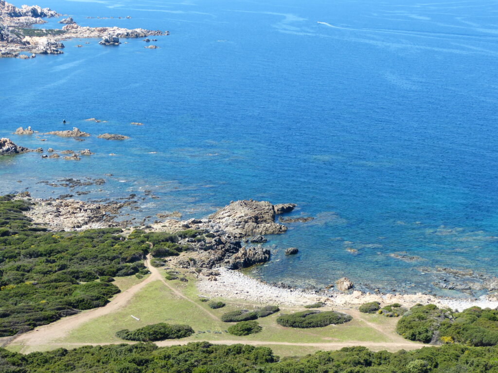 Sentier du littoral de Caseddu sur la pointe de Campomoro.