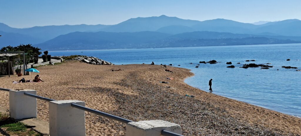 Plage du Trottel, anse de sable de 350 mètres dans un quartier résidentiel proche du centre-ville d'Ajaccio.