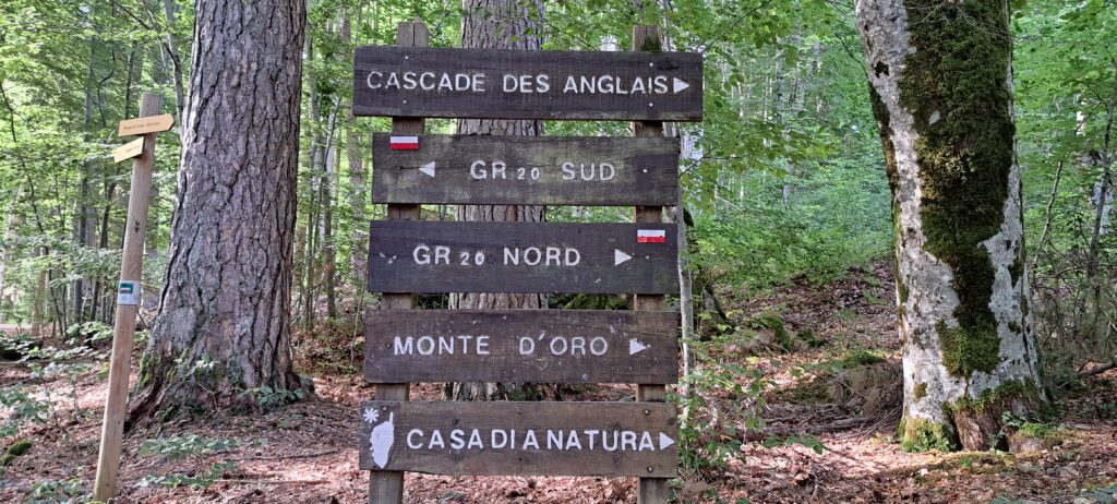 Panneau indiquant le début du sentier de la cascade des Anglais.