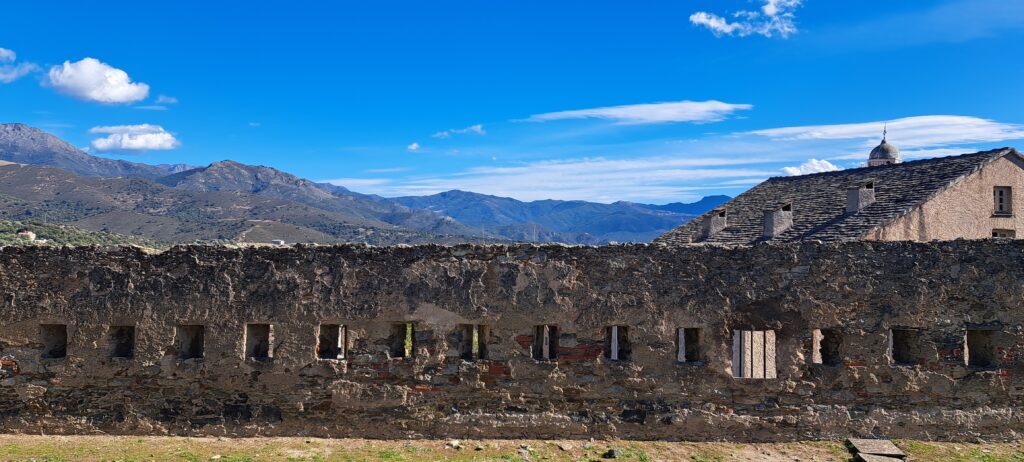 Murailles du château de la citadelle de Corte.