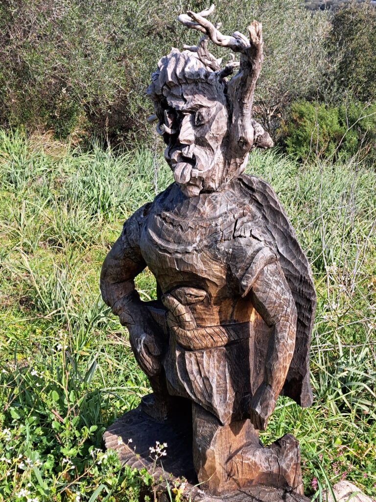 Scultures chimériques agrémentant le parcours.
